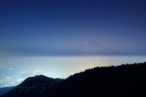 三つ峠の夜景と富士山の写真