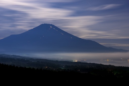 パノラマ台より望む月光の富士山の写真