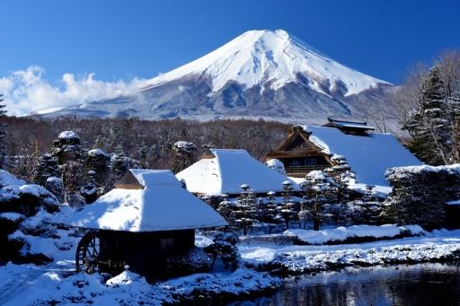 忍野村・ハンノキ資料館より望む富士山と雪景色の写真