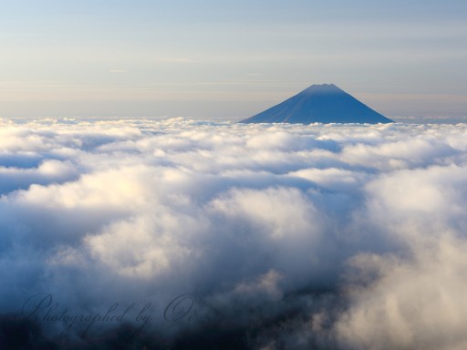 国師ヶ岳の雲海と富士山の写真