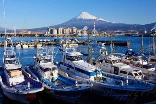 田子の浦港の漁船と富士山の写真