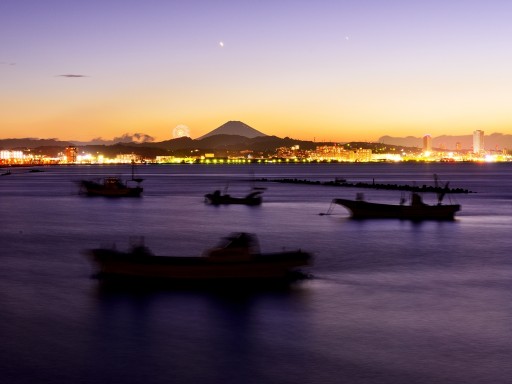 走水漁港からの夜景と富士山の写真