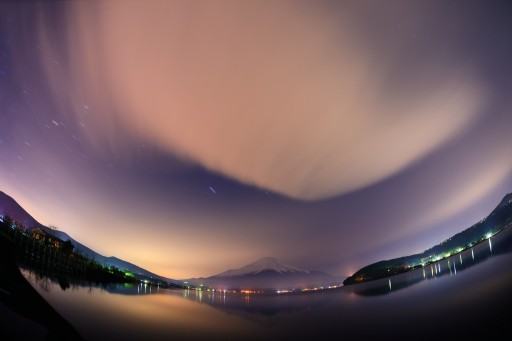 山中湖より望む夜の吊るし雲と富士山の写真