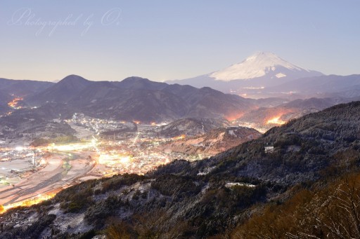 松田山からの雪景色と富士山の写真