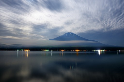 山中湖から望む富士山の月光風景の写真