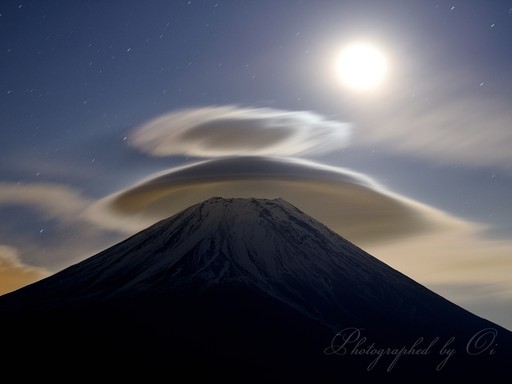 朝霧高原より望む笠雲と富士山と月の写真