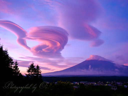 鳴沢村から朝焼けに染まる吊るし雲と富士山の写真