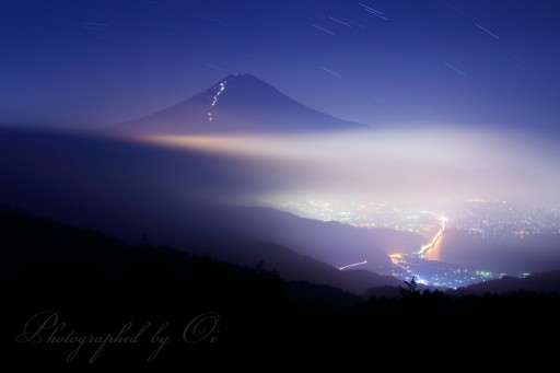 西川林道の富士山と夜景の写真