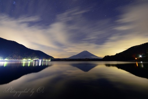 精進湖の夜の富士山の写真