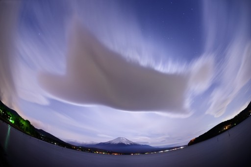 山中湖より望む吊るし雲（マンタ型）と富士山の写真