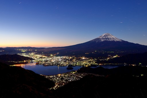 新道峠から望む夜明けの富士山の写真
