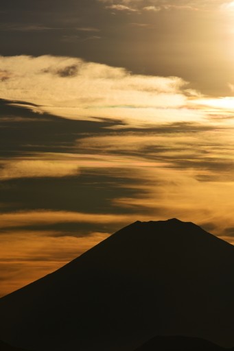 朝焼けの彩雲と富士山の写真