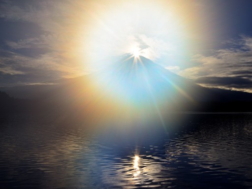 田貫湖から望むダイヤモンド富士の写真