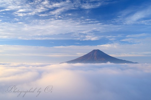 三つ峠の雲海と秋の富士山の写真