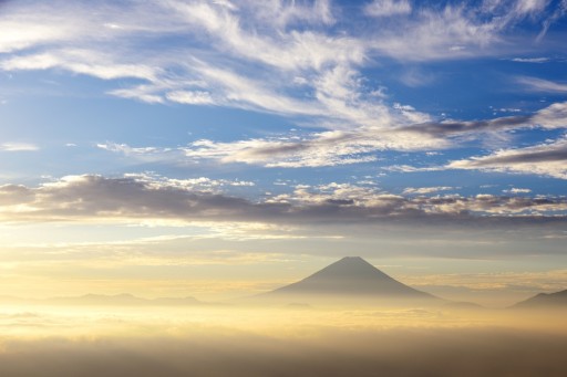 甘利山から望む富士山と雲海と雲の写真