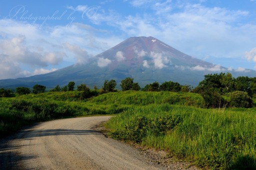 梨ヶ原の道路と富士山の写真