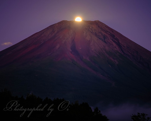 富士ヶ嶺高原より残照の赤富士の昇るパール富士の写真