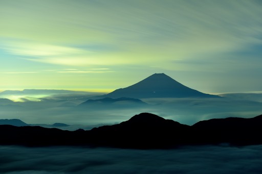 赤石岳からの夜景と富士山の写真
