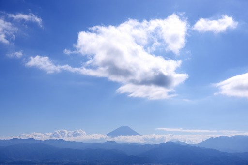甘利山から望む富士山と雲の写真