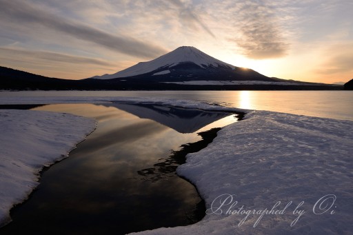 残雪の山中湖での夕焼けの写真