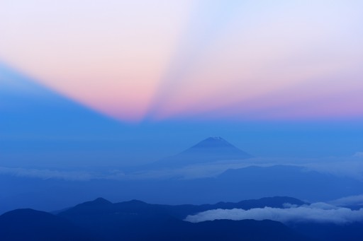 南アルプス・白河内岳から望む夕暮れの富士山の写真