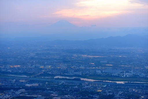 相模川と夕焼けの富士山の空撮の写真