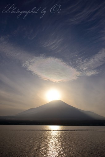 彩雲とダイヤモンド富士の写真