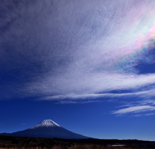 朝霧高原から望む富士山と彩雲の写真