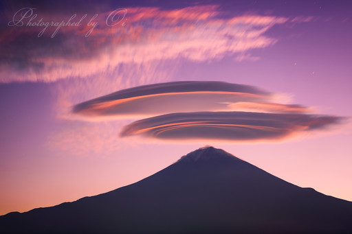 柚野興徳寺より富士山と吊し雲の朝焼けの写真