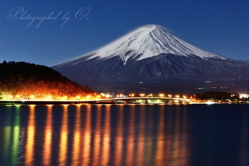 河口湖より望む月光の富士山と夜景の写真