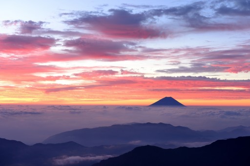北岳から朝焼けと富士山の写真