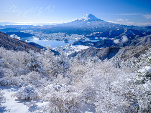 新道峠第一展望台より雪景色の富士山と河口湖の写真