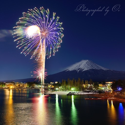 河口湖冬花火と富士山（月光）の写真
