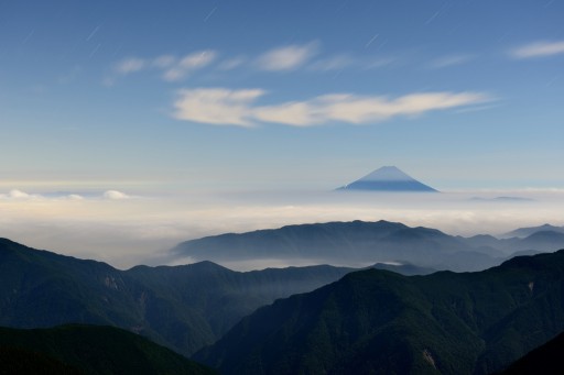 北岳から望む月光の雲海と富士山の写真