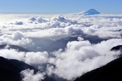 北岳より望む大雲海と富士山の写真