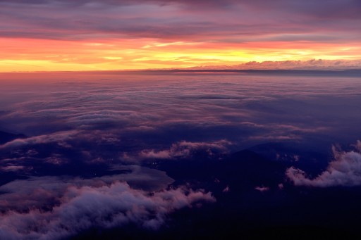 富士山から見た雲海と朝焼けの写真