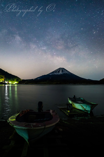 精進湖より天の川と富士山とボートを撮影したの写真
