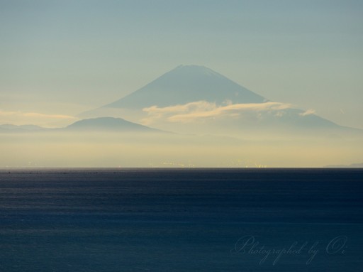 三戸海岸からの遠望の富士山の写真