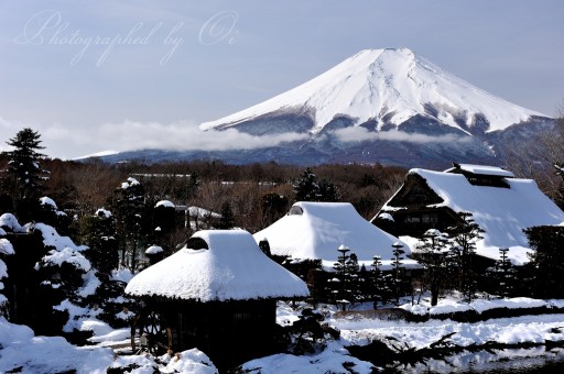 忍野村茅葺屋根の雪景の写真
