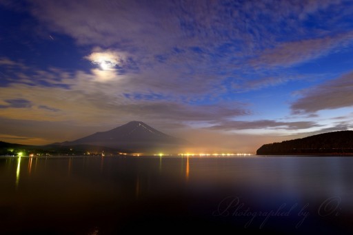 山中湖の夕焼けと夜景の写真