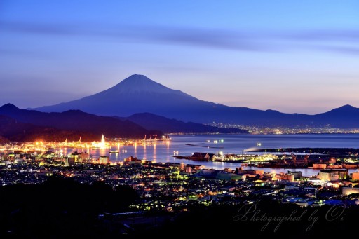 日本平の夜景と夜明けの富士山の写真