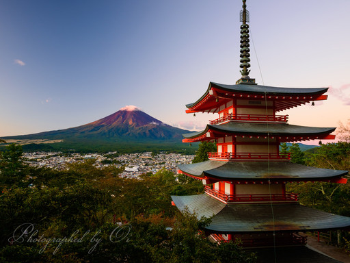 新倉山浅間公園より忠霊塔と富士山の秋、台風一過の写真
