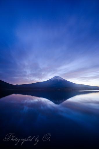 田貫湖より望む逆さ富士と夜明けの写真