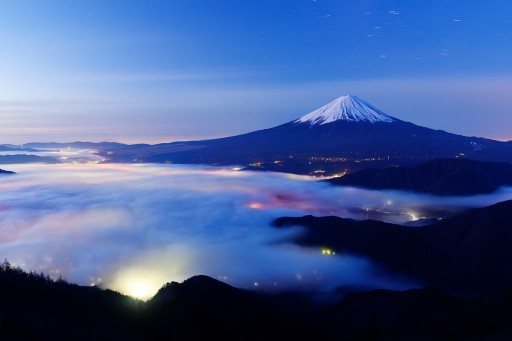 新道峠より望む夜明けの富士山の写真