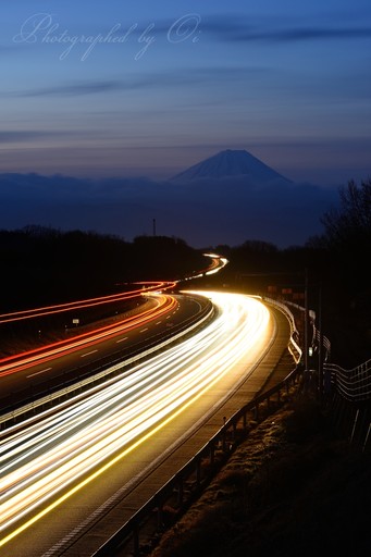 北杜市・中自動車道の光跡と富士山の写真