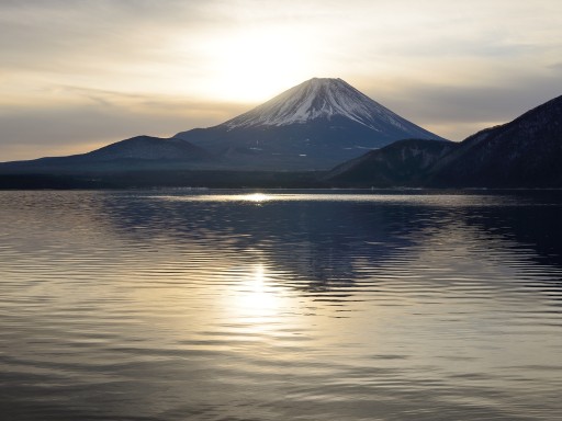 本栖湖より望む夜明けの富士山の写真