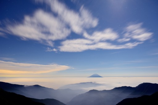 北岳からの夜景と富士山の写真