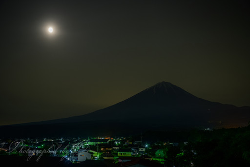 鳴沢村より皆既月食後の部分月食と富士山の写真