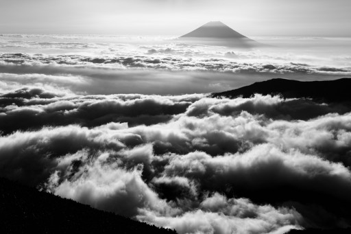 千枚岳から望む雲海と富士山の写真