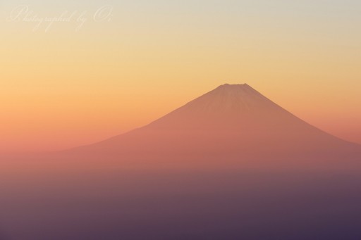 甘利山から見た夜明けの富士山の写真